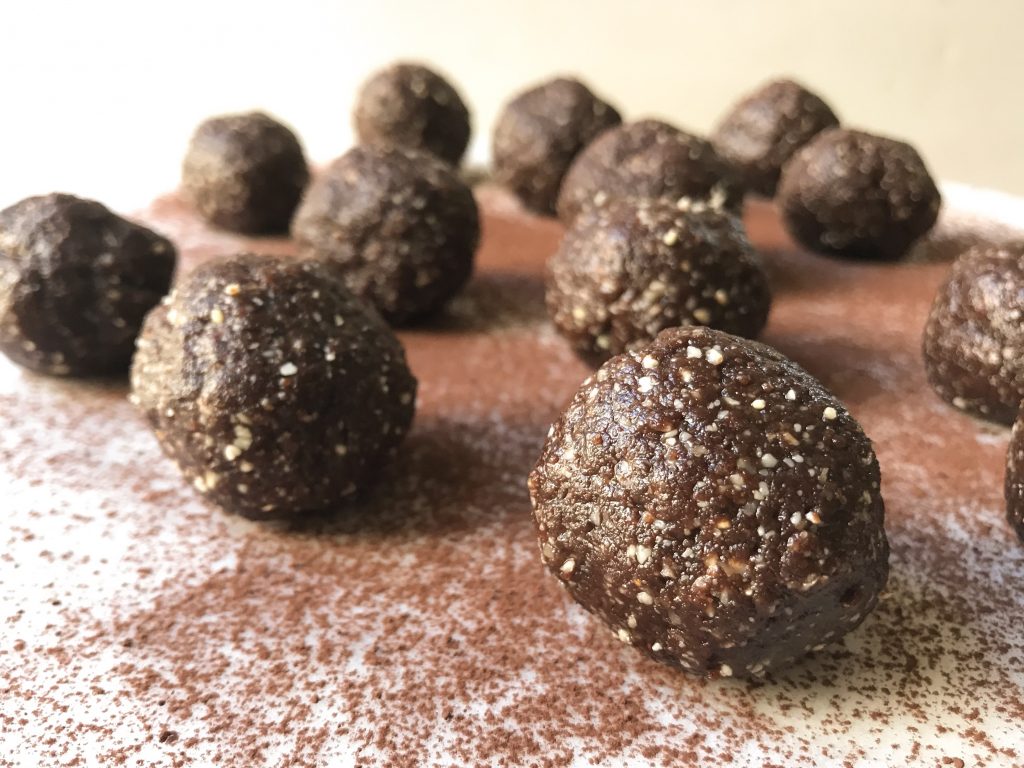 almond cocoa energy bites | placeatmytable.com